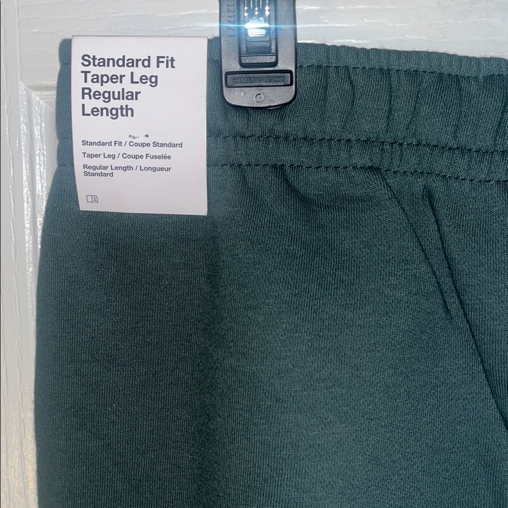 Nike standard fit medium taper leg Joggers with Gold Embroidery - Picture 5 of 7